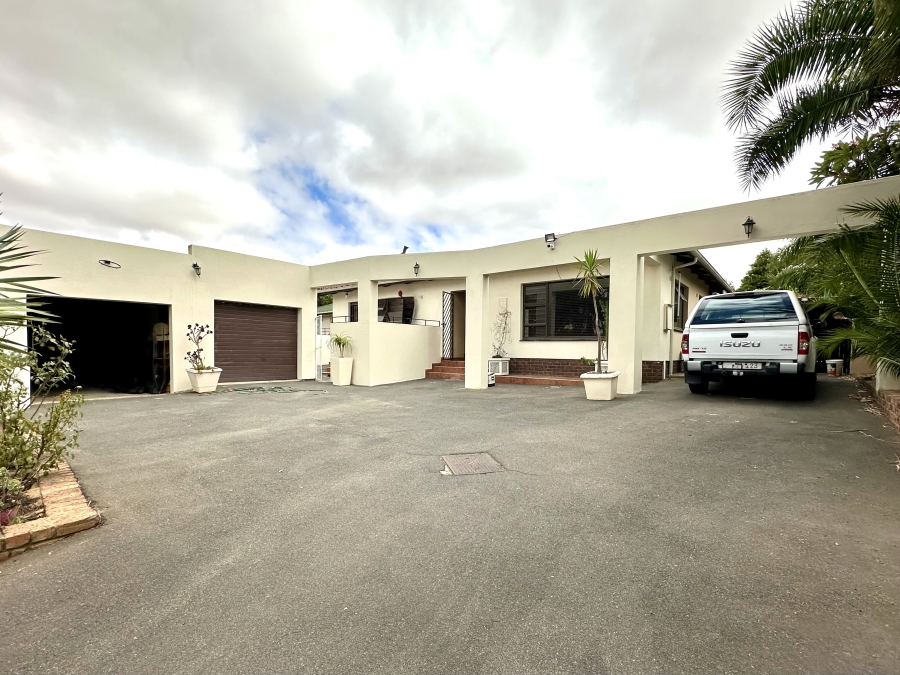 4 Bedroom Property for Sale in Bergzicht Western Cape